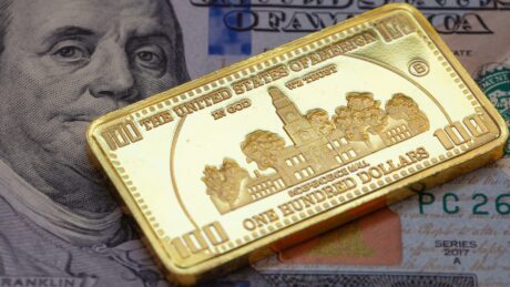 Dolar neměří cenu zlata, ale je to zlato, které měří cenu dolaru. Ilustrační foto: iStock