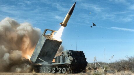 Nákupy bezpečných aktiv, včetně zlata, vzrostly poté, co Ukrajina vypálila americké rakety na cíle v Rusku. Autor: Neznámý – https://sill-www.army.mil, Volné dílo, https://commons.wikimedia.org/w/index.php?curid=1706151