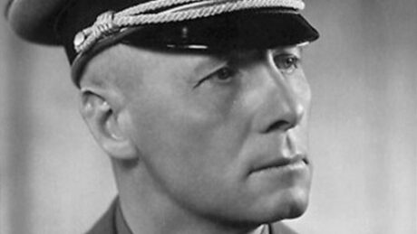 Erwin Rommel v pouštní uniformě generála polního maršála. Zdroj: Bundesarchiv, Bild 146-1973-012-43 / Neznámý / CC-BY-SA 3.0, CC BY-SA 3.0 de, https://commons.wikimedia.org/w/index.php?curid=5418950