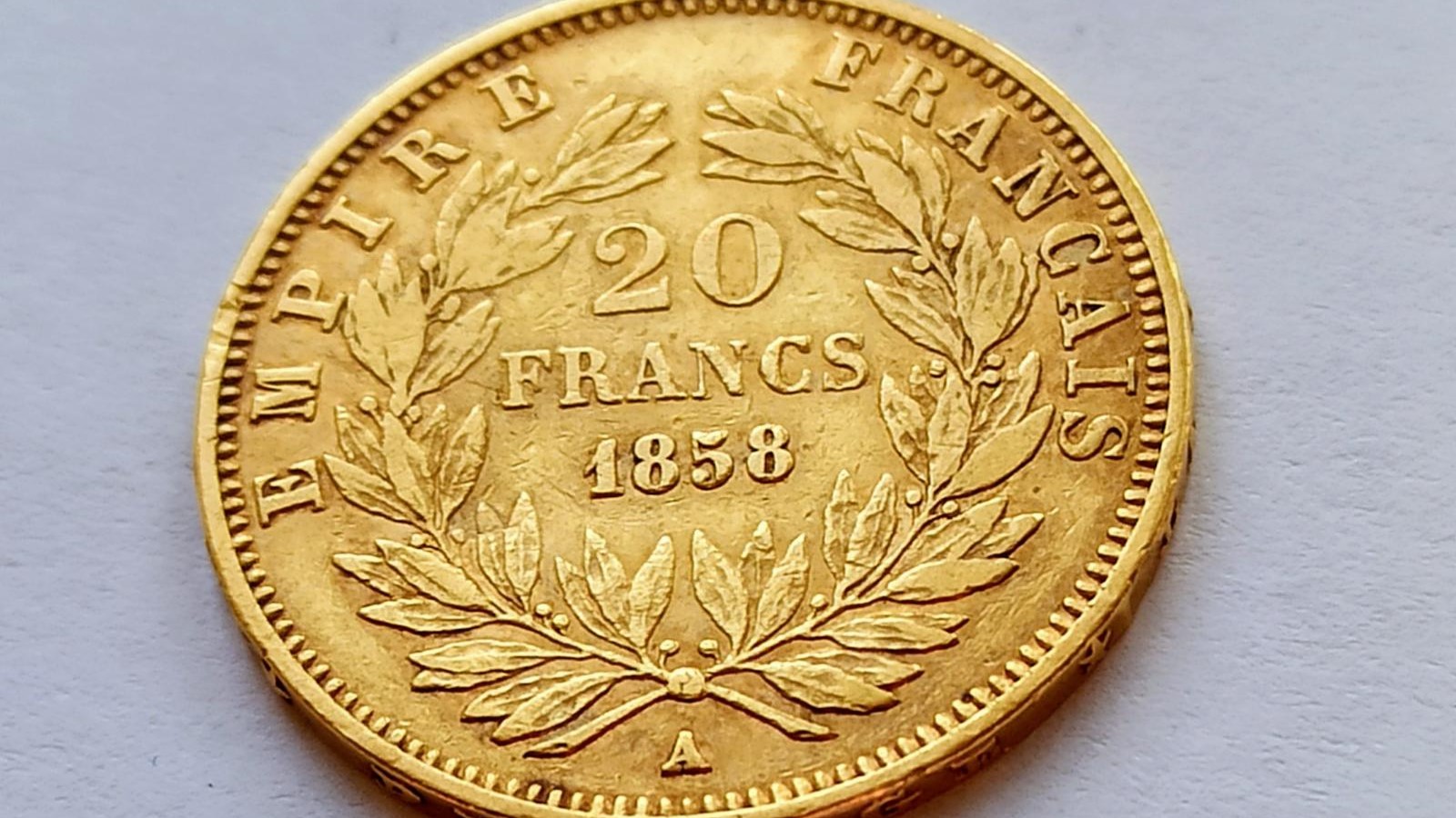 Tajný plán, jak uklidnit trhy, byl od samého počátku ilegální. Znovu se použil design starých 20frankových Napoleonů, které se přestaly používat v roce 1926. Ilustrační foto: Aukro