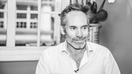 Britský komik Dominic Frisby (na snímku), zároveň i autor investičního sloupku v časopise MoneyWeek, tvrdí, že od roku 2000 se do Číny dovezlo neuvěřitelných 33 000 tun zlata. Foto: Amanda Lucas - Dominic Frisby, CC BY-SA 4.0, https://commons.wikimedia.org/w/index.php?curid=83715590
