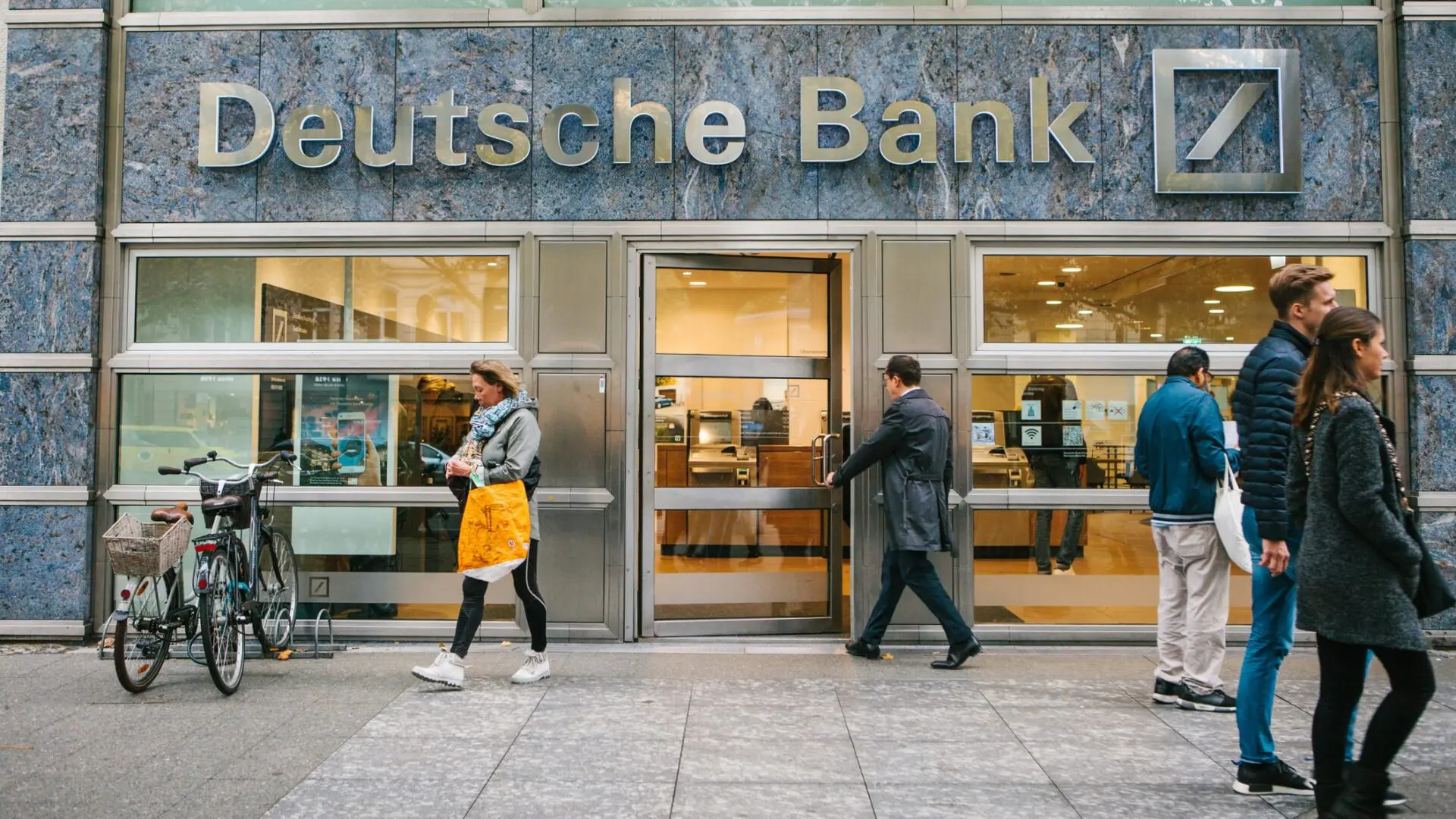 Z pobočky Deutsche Bank v Lübecku nedaleko Hamburku bylo těsně před Vánoci ukradeno zlato, diamanty a další lukrativní zboží v odhadované hodnotě milionů eur. Ilustrační foto: iStock