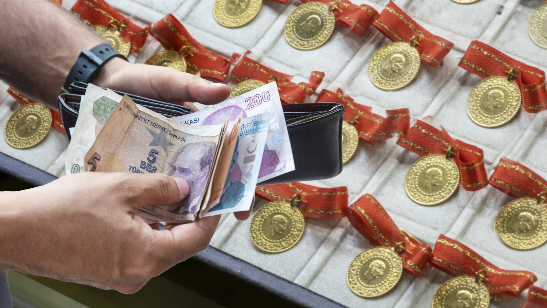 Podle propočtů turecké centrální banky vlastnily tamní domácnosti ve třetím čtvrtletí minulého roku zlato v hodnotě přibližně 311 miliard dolarů. Tato obrovská zásoba leží z velké části mimo oficiální finanční systém. Ilustrační foto: iStock