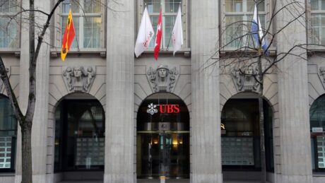 Největší švýcarská banka UBS zvýšila svou cílovou cenu zlata pro konec března příštího roku o 100 na 3 600 dolarů za troyskou unci (31,1 g). Foto: Shutterstock