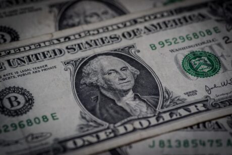 Americký dolar oslabuje ke koši měn. Mohou za to známky napětí v americko-čínských obchodních vztazích. Foto: iStock