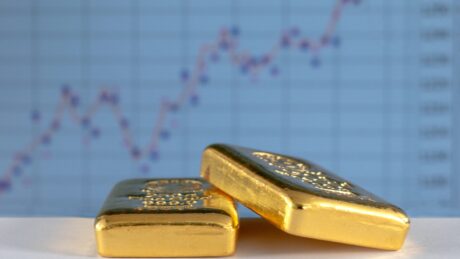 Cena zlata je na dalším rekordu, dnes poprvé překonala hranici 4200 dolarů (zhruba 87.640 Kč) za troyskou unci (oz; 31,1 gramu). Foto: iStock