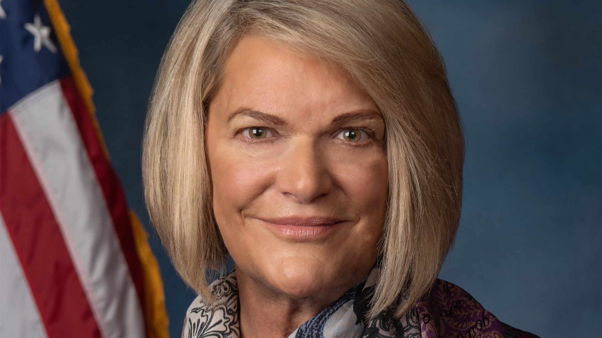 Získá bitcoinový návrh republikánské senátorky Cynthie Lummisové získá v Kongresu podporu? Zdroj: U.S. Senate Photographic Studio – https://www.lummis.senate.gov/wp-content/uploads/CL-Official-portrait.png, Volné dílo, https://commons.wikimedia.org/w/index.php?curid=98662472