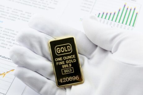 Cena zlata poprvé překonala hranici 4900 USD (101.200 Kč) za troyskou unci (oz; 31,1 gramu). Foto: Shutterstock