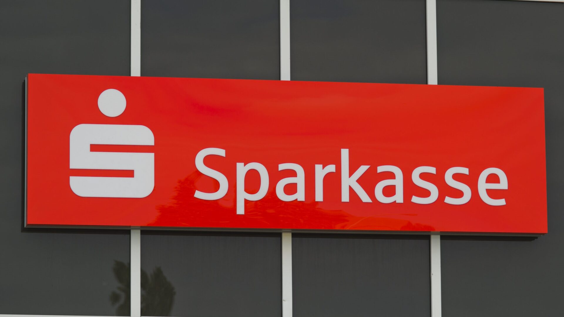 Ze dvou bezpečnostních schránek spořitelny Sparkasse v Bonnu se ztratilo značné množství zlata. Ilustrační foto: iStock