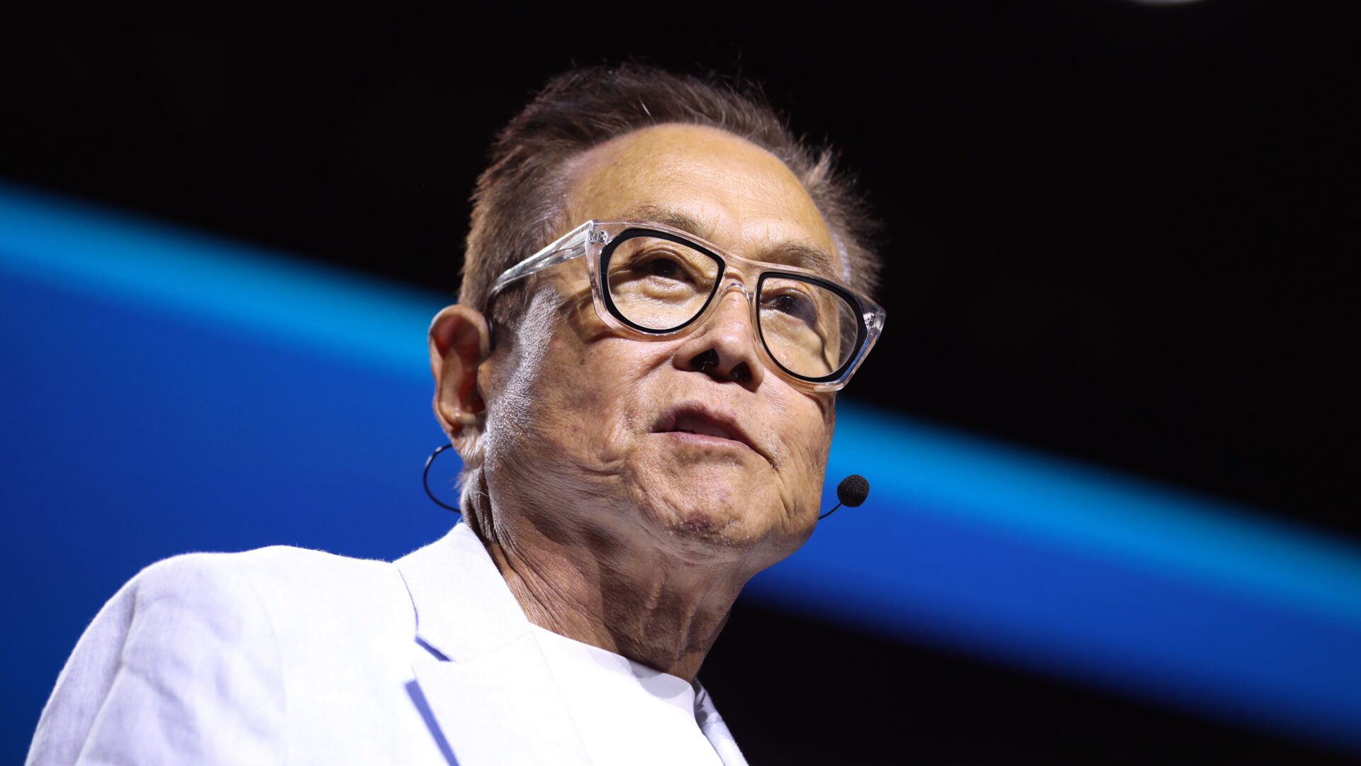 Robert Kiyosaki tvrdí, že jeho proroctví z roku 2002 o ekonomické bublině se letos naplní. Ilustrační foto: Gage Skidmore from Surprise, AZ, United States of America - Robert Kiyosaki, CC BY-SA 2.0, https://commons.wikimedia.org/w/index.php?curid=150451620