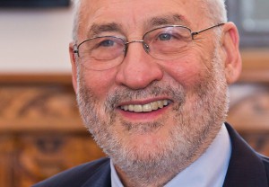 S novou hlavou státu stojí USA a s nimi celý svět před vážnými problémy, tvrdí americký ekonom a nositel Nobelovy ceny Joseph Stiglitz. Foto: © Raimond Spekking / CC BY-SA 4.0 (via Wikimedia Commons), CC BY-SA 4.0