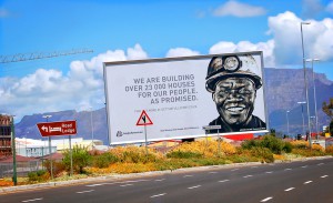 Billboard z roku 2012 prezentující kampaň jihoafrické vlády a její sociálně-ekonomickou politiku. Foto: Nataly Reinch / Shutterstock.com