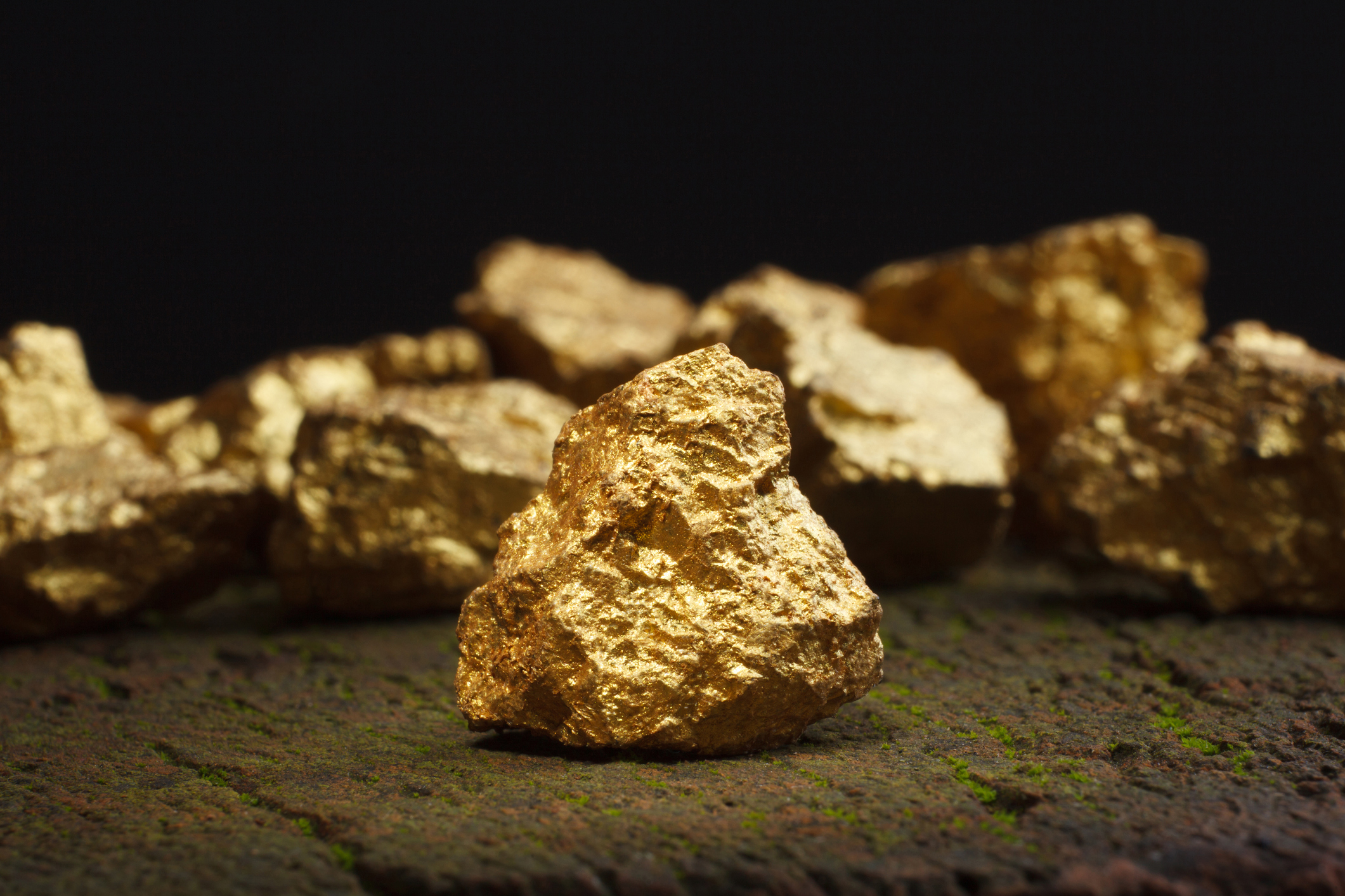 Полезные ис. Самородное золото минерал. Золотые самородки Якутии. Золотоносные руды руды. Природные ископаемые золото.