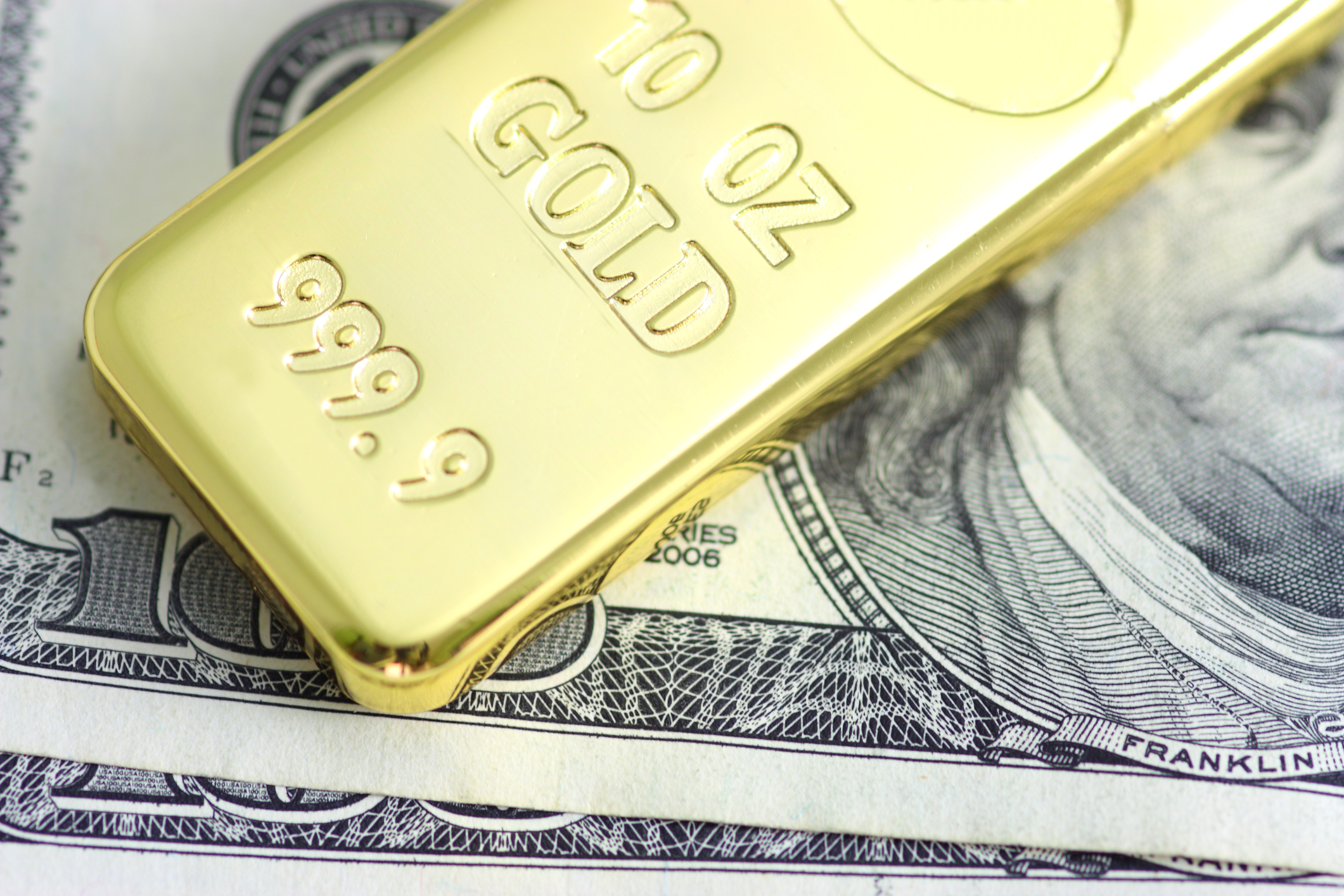 dolar-zlato_iStock-167767860.jpg