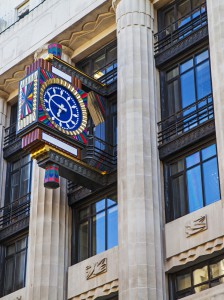 Londýnské sídlo Goldman Sachs na Fleet Street upoutá pozornost designovými hodinami ve stylu Art Deco chrisdorney / Shutterstock.com
