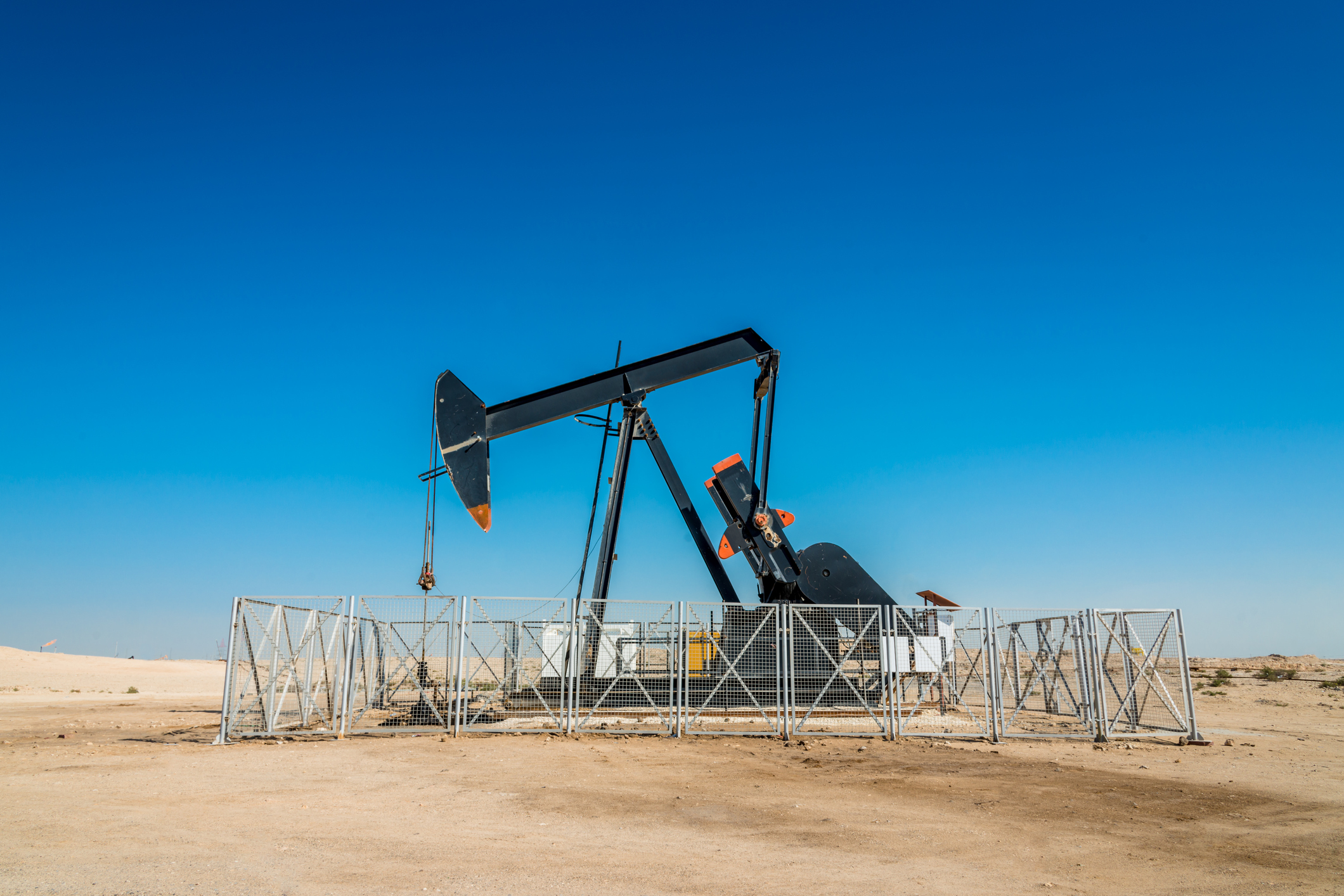 Ресурсы саудовской аравии. Saudi Aramco добыча нефти. Добыча нефти в арабских Эмиратах. Нефтедобывающая станция Абу Даби. Нефтяные вышки в Саудовской Аравии.