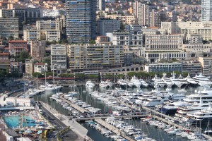 Ti nejbohatší v Monaku samozřejmě „parkují“ i s jachtou. Foto: autor