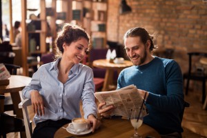 V roce 2017 dojde ke snížení DPH u stravovacích služeb a zřejmě nastane i u novin a časopisů. Ke kávě si však cigaretu v restauraci už nedáte. Foto: iStock