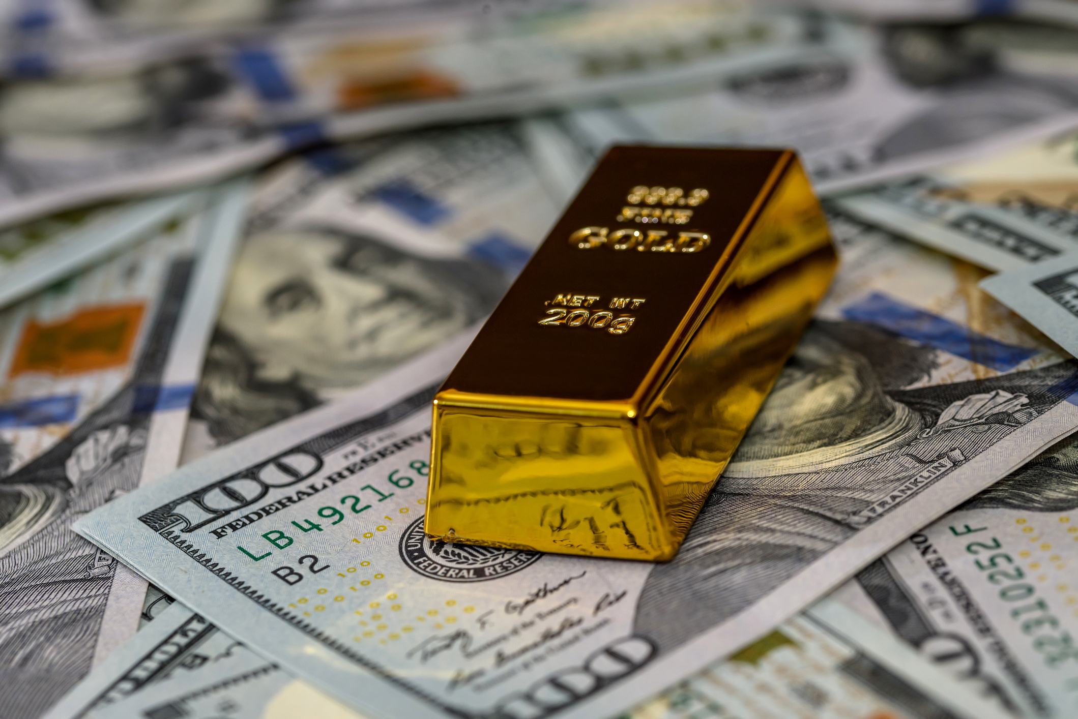 zlato-dolar_iStock-1137406931.jpg